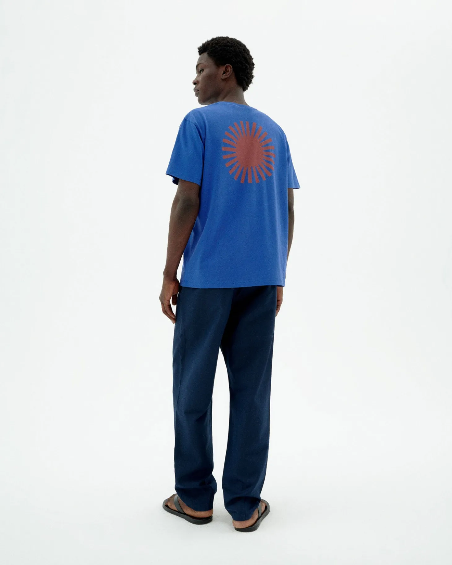 Camiseta azul sol espalda marrón