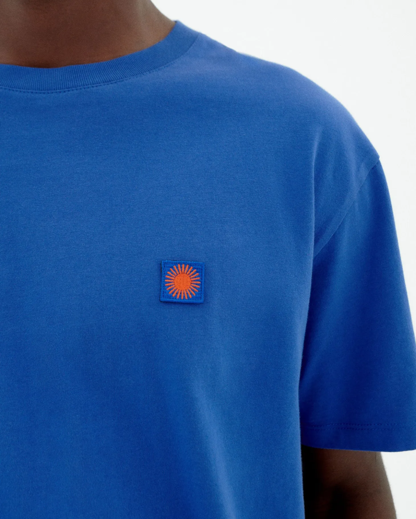 Camiseta azul sol espalda marrón