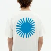 Camiseta blanca sol espalda azul