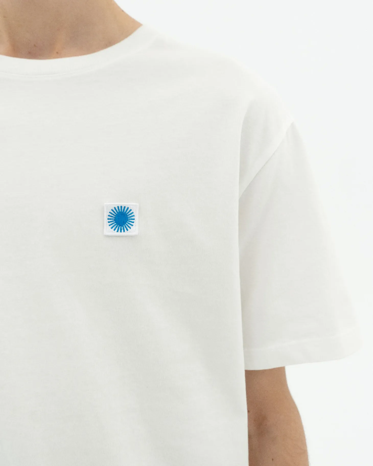 Camiseta blanca sol espalda azul