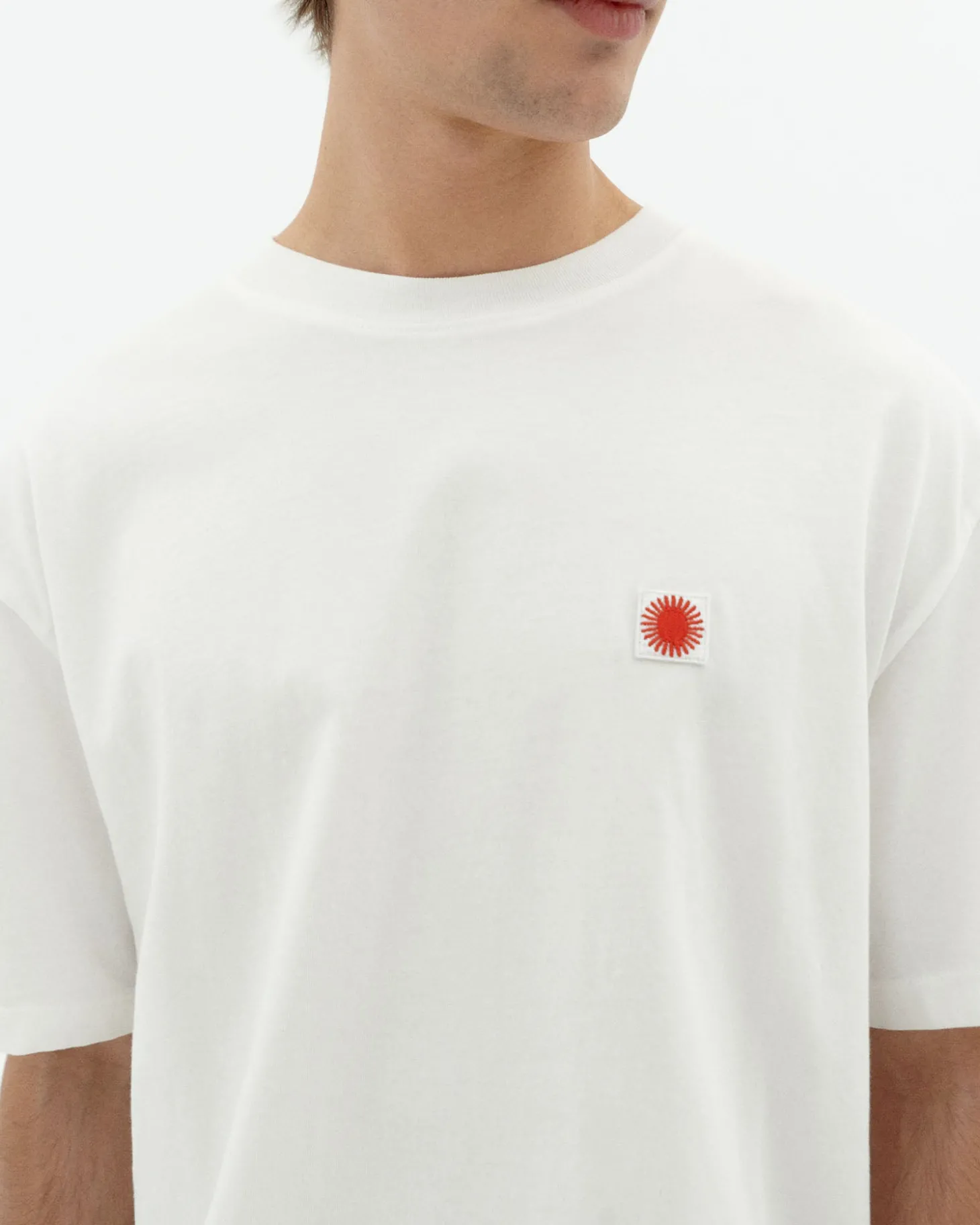 Camiseta blanca sol espalda rojo Aaron