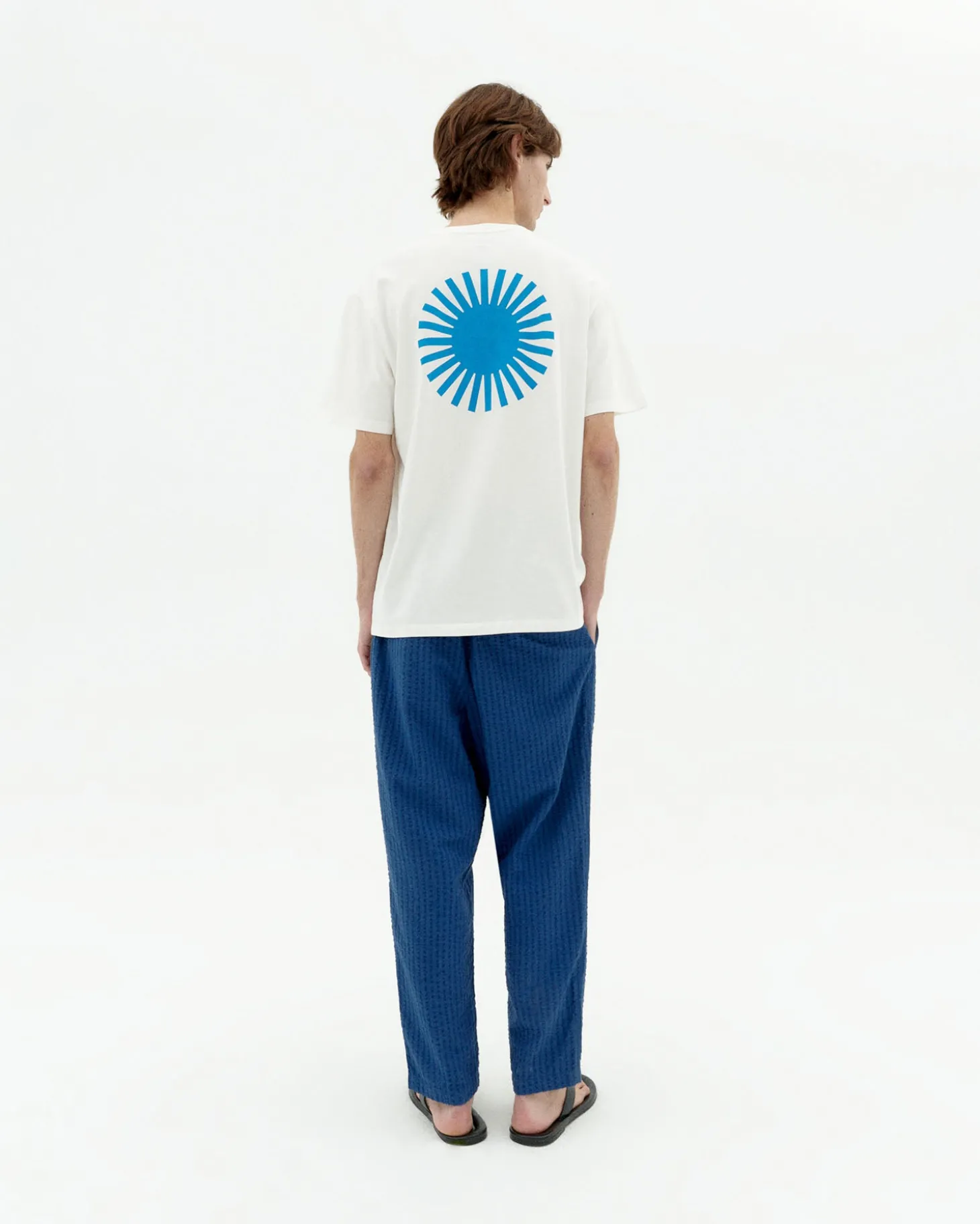 Camiseta blanca sol espalda azul