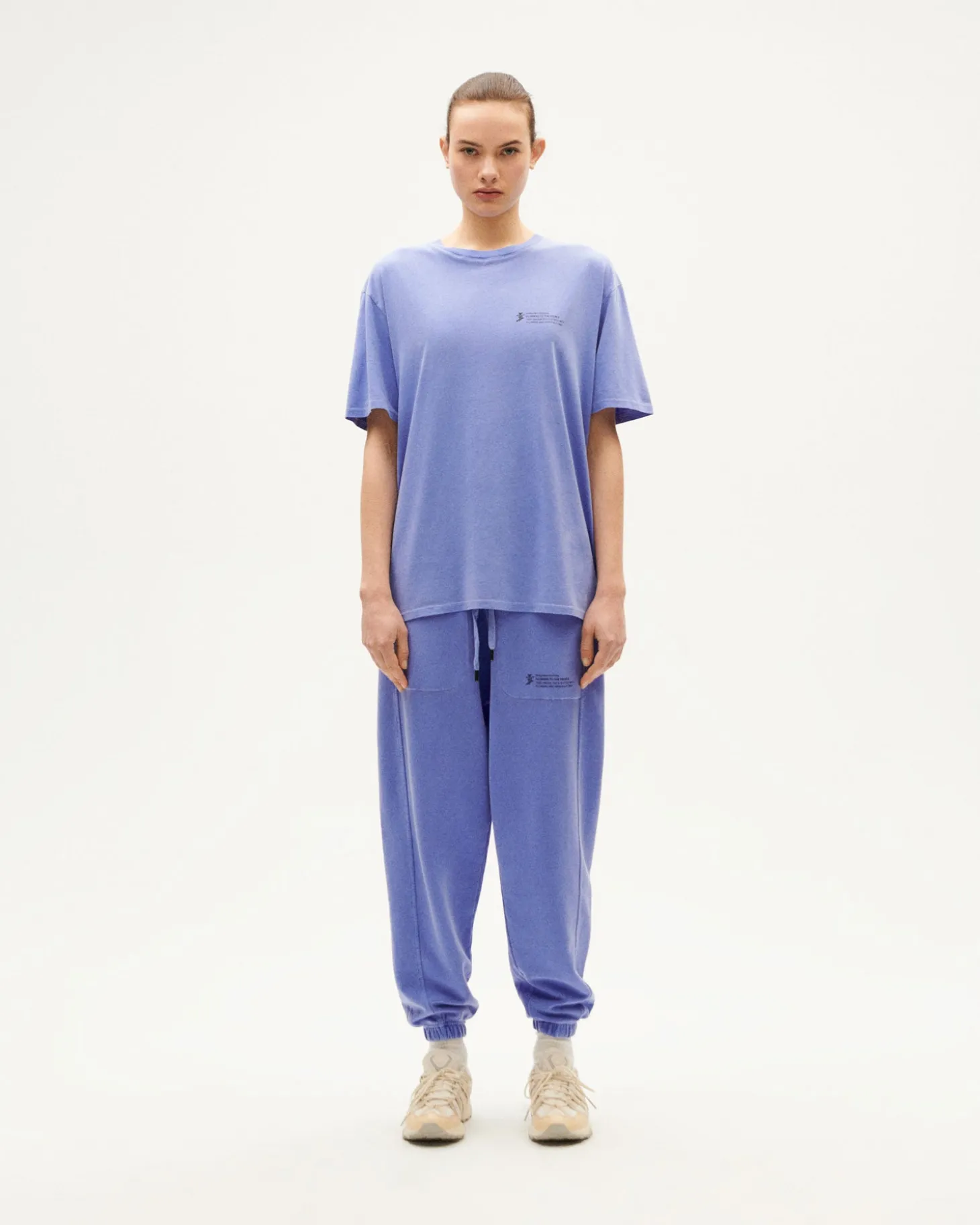 Camiseta unisex violeta tinte natural