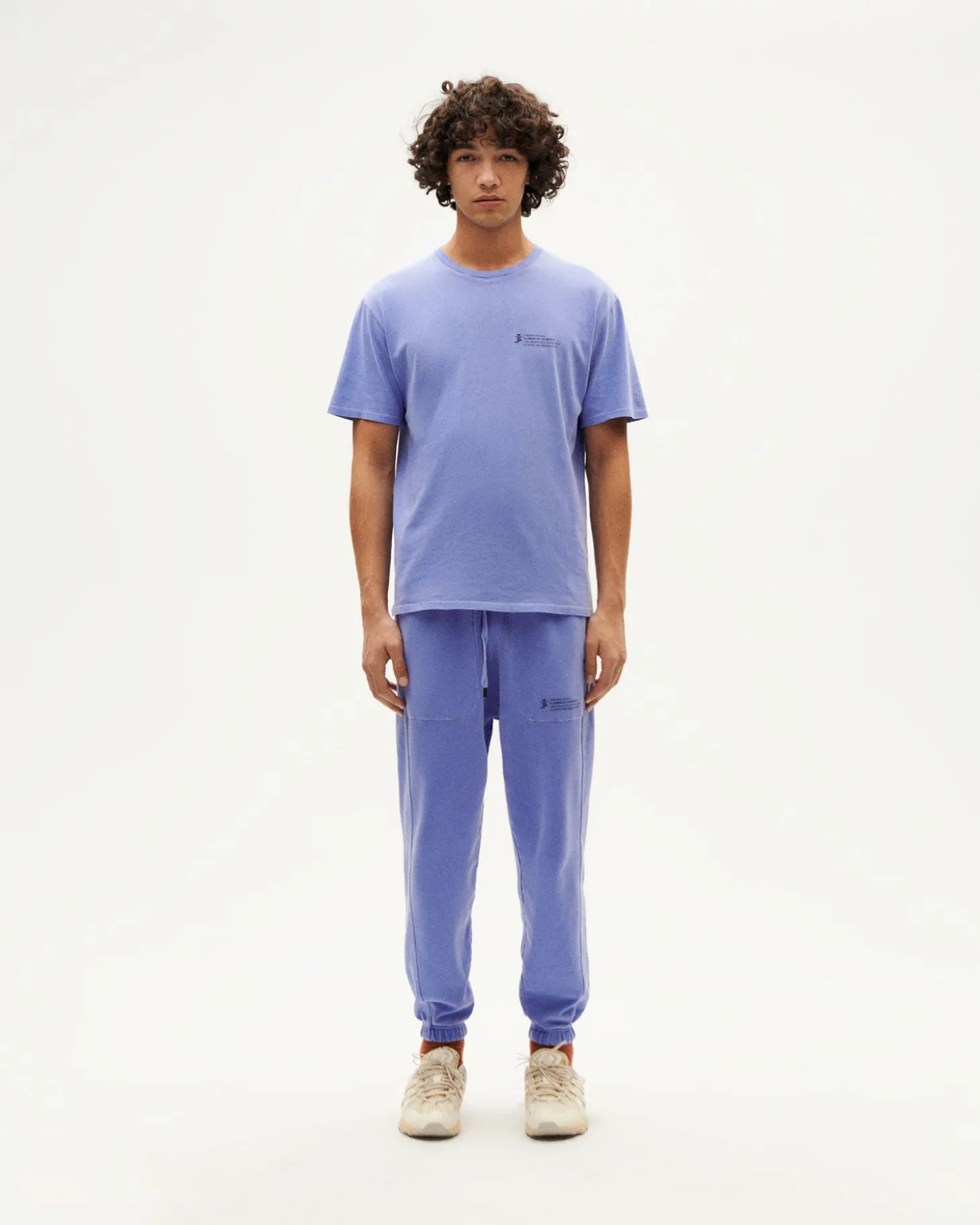 Camiseta unisex violeta tinte natural