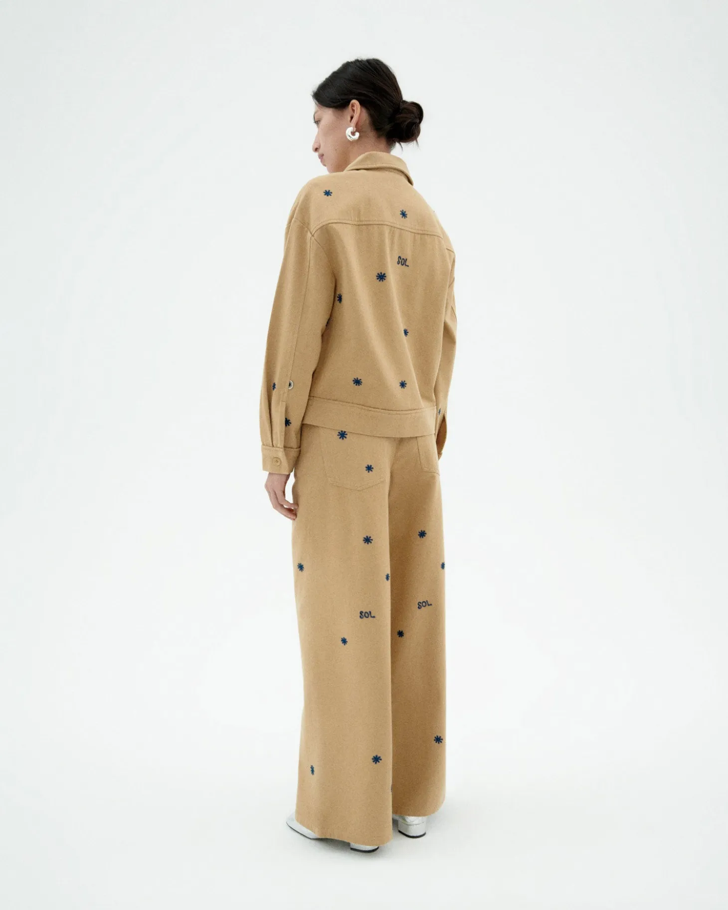 Chaqueta camel bordada a mano Frans