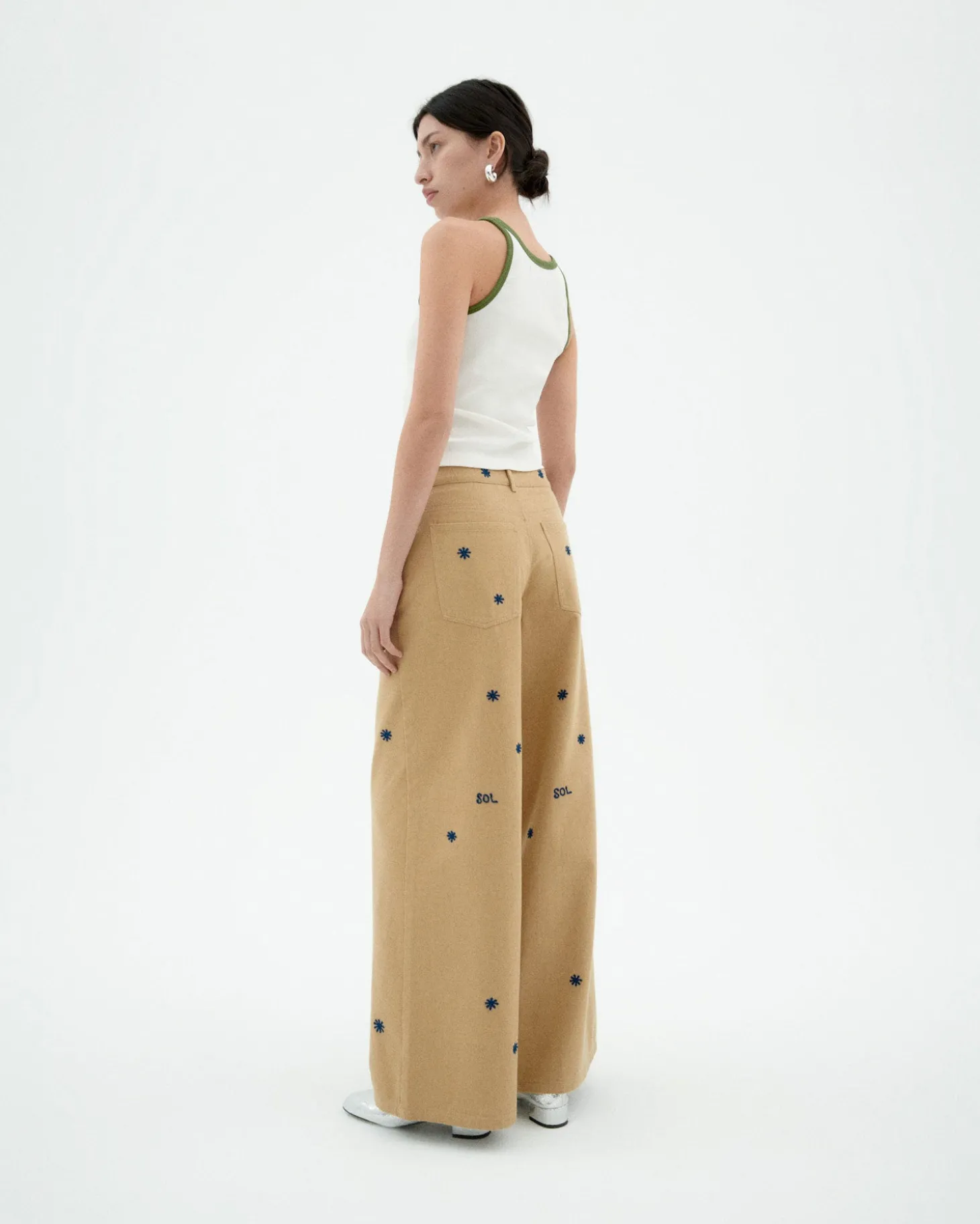 Pantalón wide leg camel bordado a mano Hedda